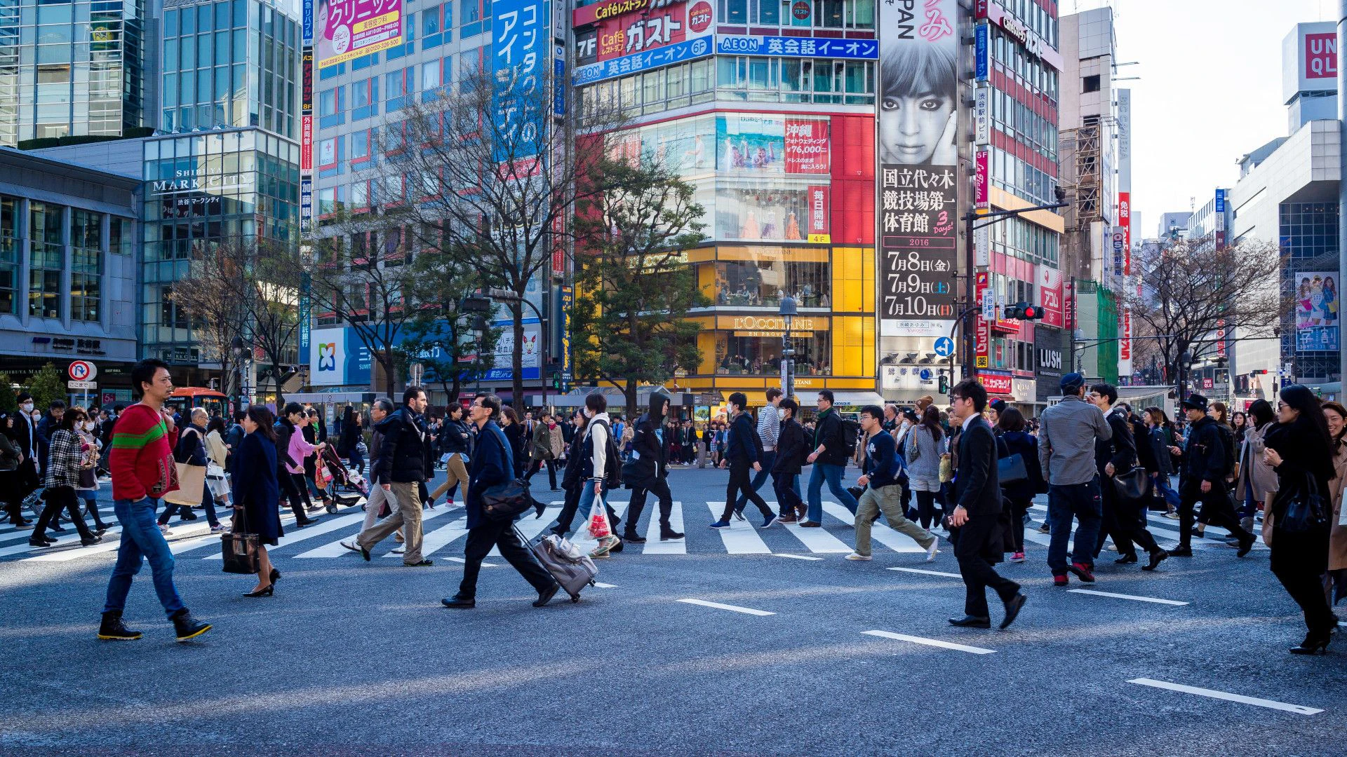 People crossing an intersection in Tokyo.